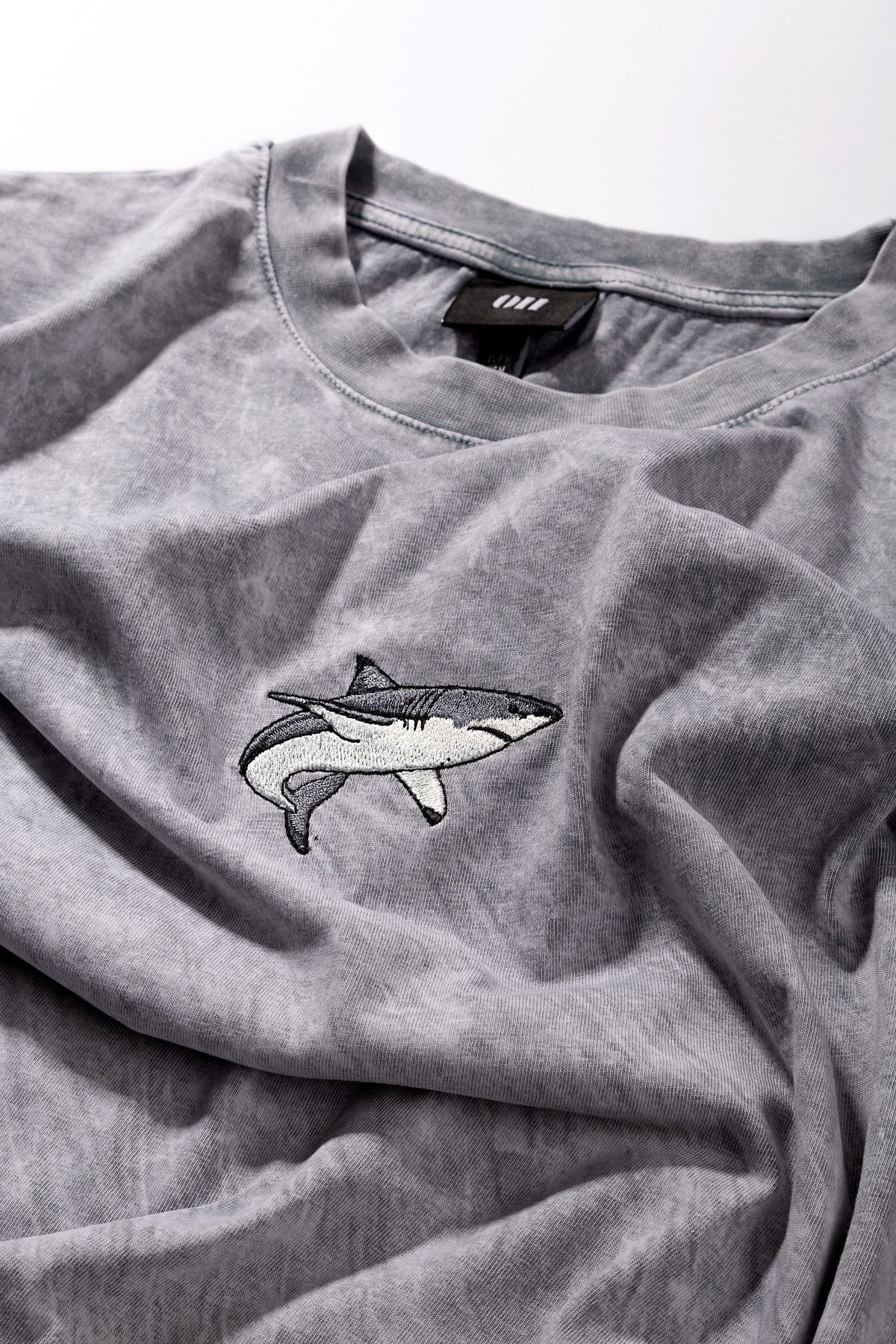 Köpekbalığı Nakışlı Yıkamalı Oversize T-Shirt