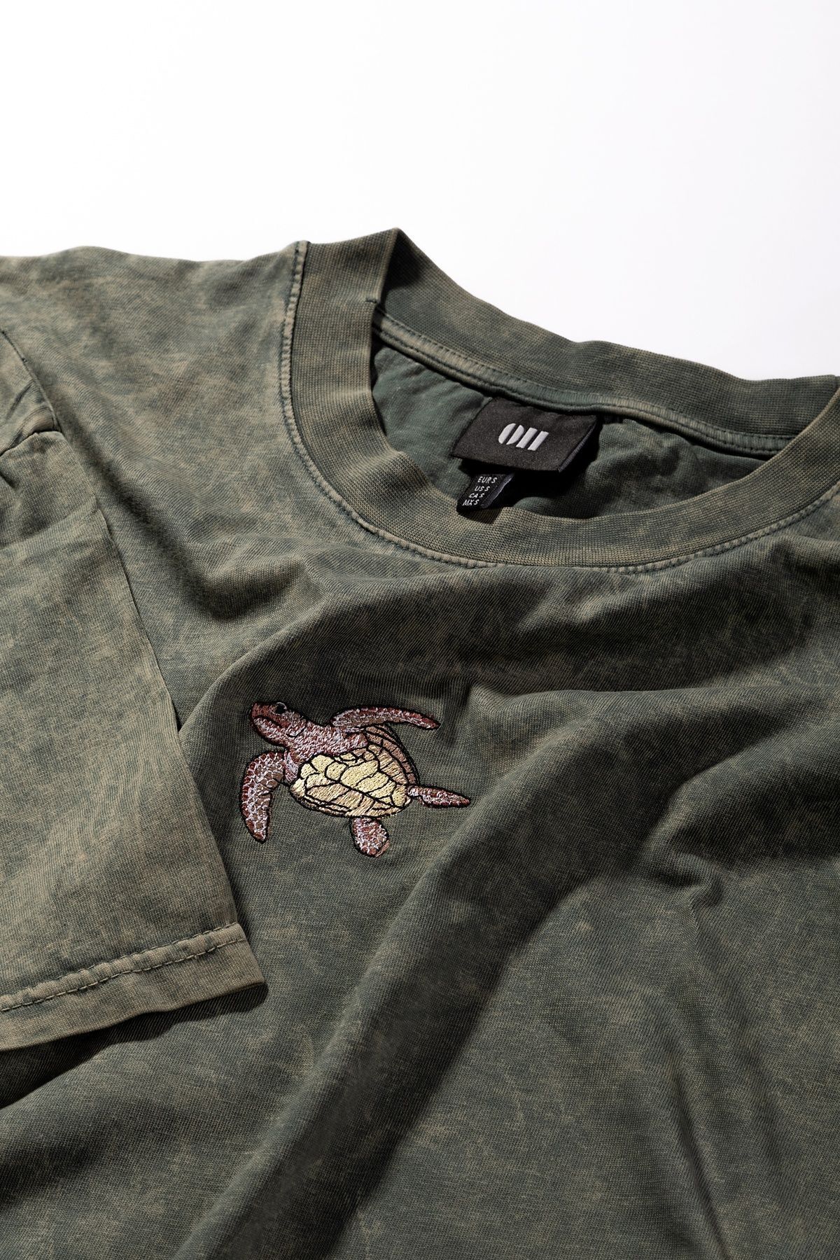 Kaplumbağa Nakışlı Yıkamalı Oversize T-Shirt