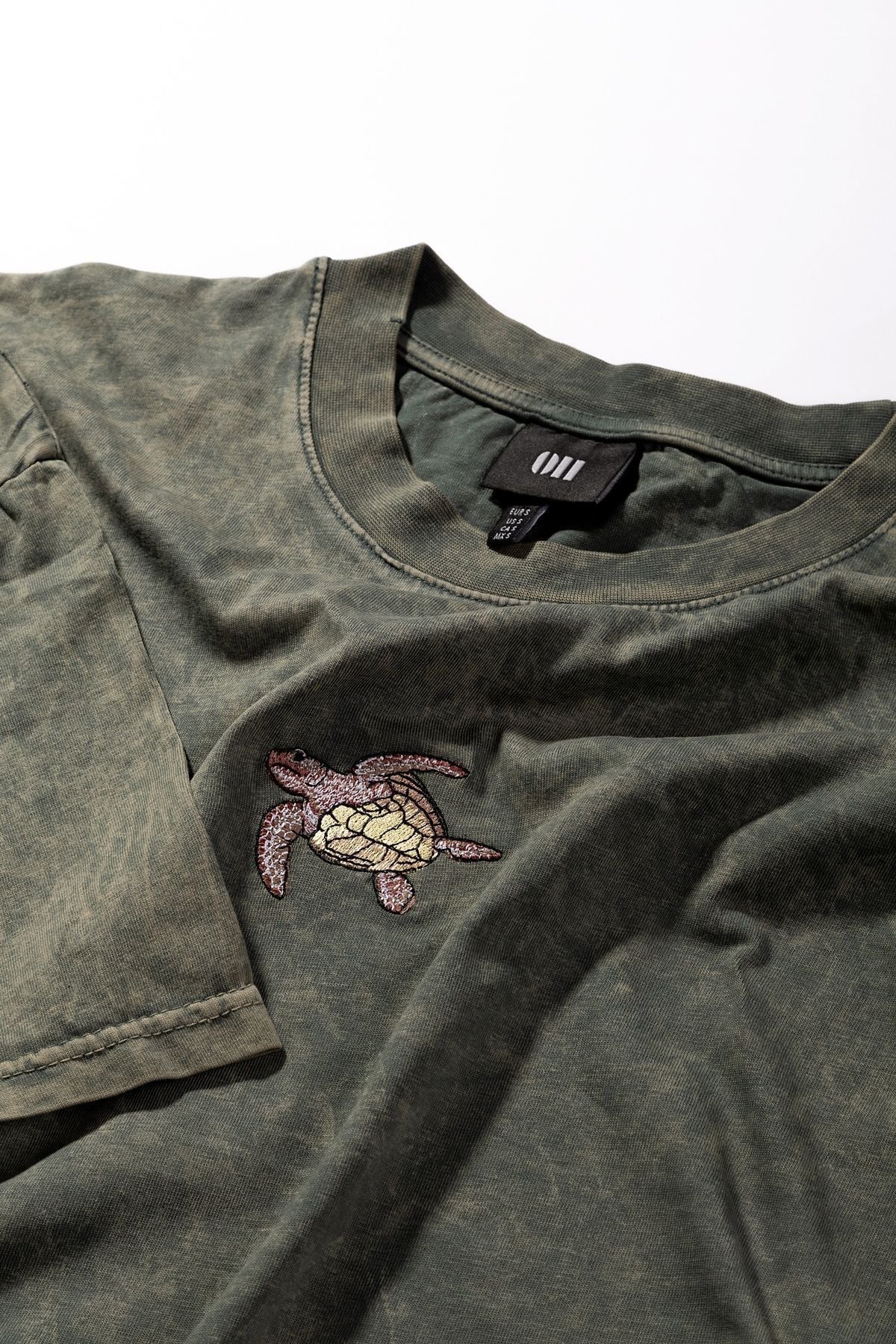 Kaplumbağa Nakışlı Yıkamalı Oversize T-Shirt