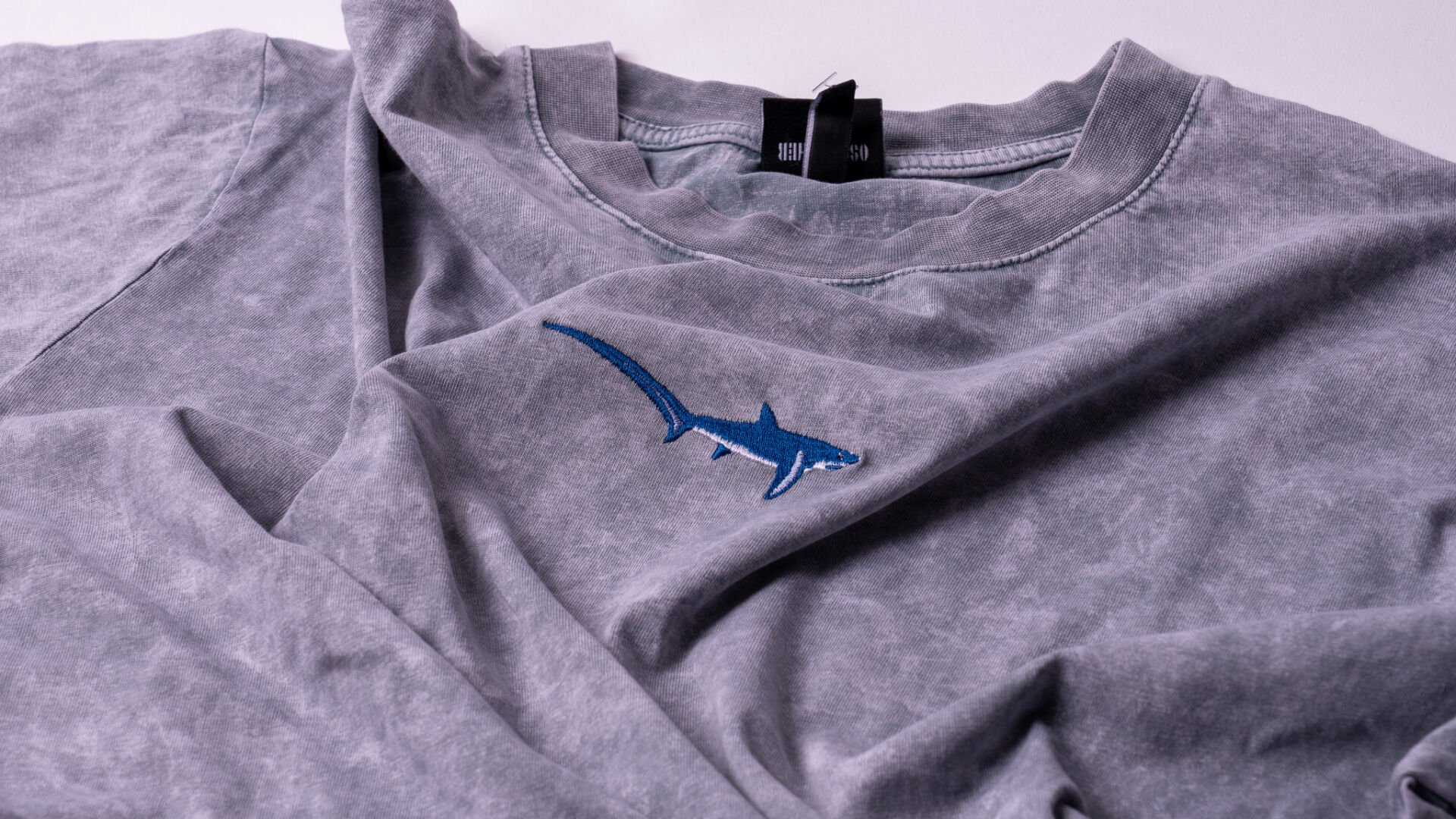 Sapan Kuyruk Köpek Balığı Nakışlı Yıkamalı Oversize T-Shirt