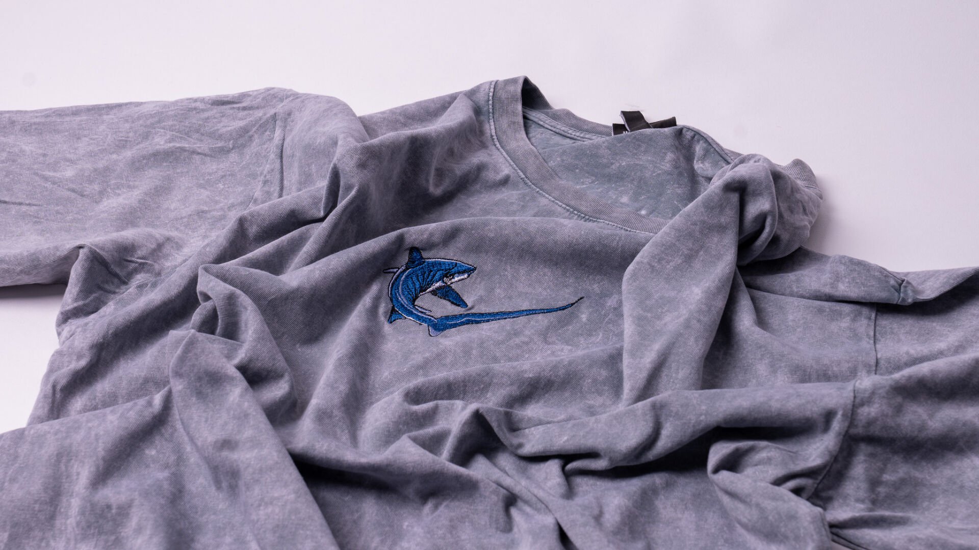 Sapan Kuyruk Köpek Balığı Nakışlı Yıkamalı Oversize T-Shirt